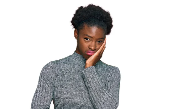 Jong Afrikaans Amerikaans Meisje Dragen Casual Kleding Denken Kijken Moe — Stockfoto