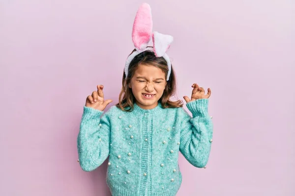 Kleine Schöne Mädchen Mit Niedlichen Osterhasenohren Gestikulieren Mit Erhobenem Zeigefinger — Stockfoto