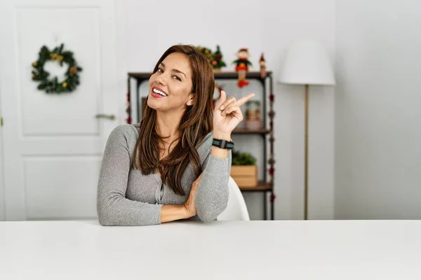 Jovem Mulher Latina Sentada Mesa Pela Decoração Natal Com Grande — Fotografia de Stock