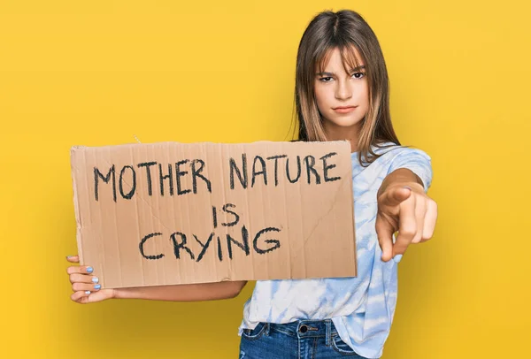 Adolescente Caucasiano Menina Segurando Mãe Natureza Está Chorando Protesto Banner — Fotografia de Stock