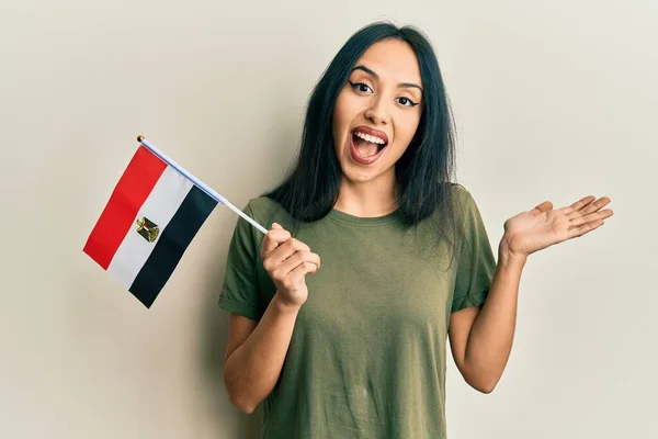 Joven Chica Hispana Sosteniendo Bandera Egipto Celebrando Logro Con Sonrisa — Foto de Stock