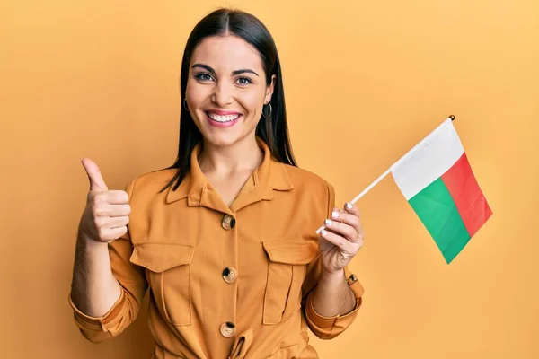 Jovem Morena Segurando Bandeira Madagascar Sorrindo Feliz Positivo Polegar Para — Fotografia de Stock