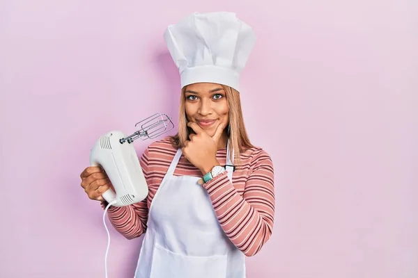 Bella Donna Ispanica Che Tiene Miscelatore Pasticceria Miscelatore Elettrico Guardando — Foto Stock