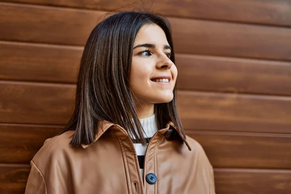 Junge Schöne Brünette Frau Lächelt Glücklich Draußen Die Wand Gelehnt — Stockfoto