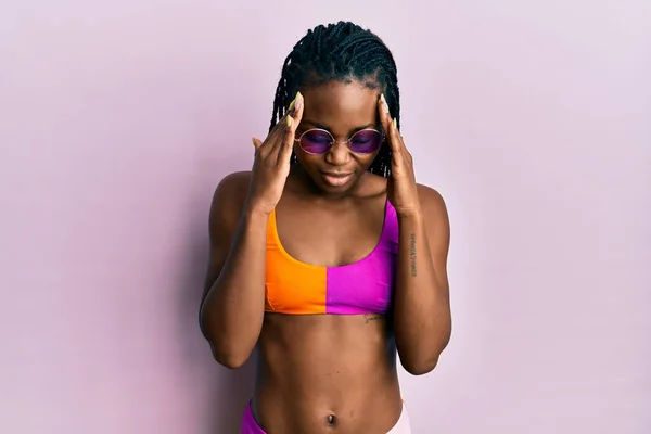 Genç Afro Amerikan Kadın Bikini Güneş Gözlüğü Takıyor Başı Ağrıyor — Stok fotoğraf
