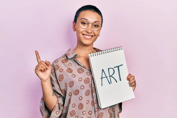 Hermosa Mujer Hispana Con Pelo Corto Sosteniendo Cuaderno Arte Sonriendo —  Fotos de Stock