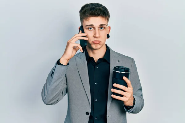 Jeune Garçon Caucasien Avec Dilatation Des Oreilles Aide Smartphone Boire — Photo