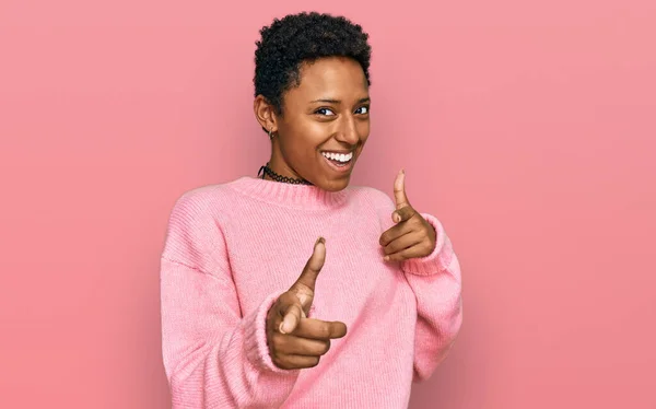 Jovem Afro Americana Vestindo Roupas Casuais Apontando Dedos Para Câmera — Fotografia de Stock