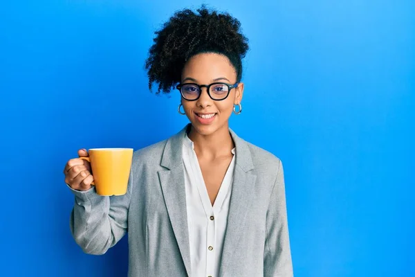 Genç Afro Amerikalı Kız Kıyafetleri Içinde Bir Fincan Kahve Içiyor — Stok fotoğraf