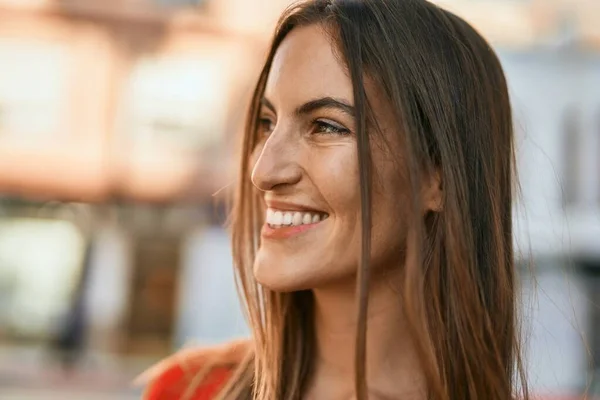 Joven Mujer Hispana Sonriendo Feliz Pie Ciudad — Foto de Stock