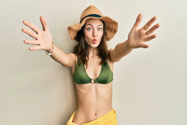 Junge Brünette Frau Mit Bikini Und Hut Mit Offenen Armen — Stockfoto