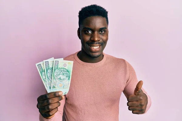 Knappe Zwarte Man Met 100 Poolse Zloty Bankbiljetten Glimlachend Gelukkig — Stockfoto