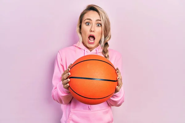 Bella Giovane Donna Bionda Con Palla Basket Spaventata Scioccata Con — Foto Stock