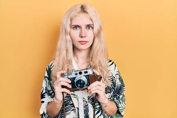 Schöne Kaukasische Frau Mit Blonden Haaren Hält Vintage Kamera Entspannt — Stockfoto