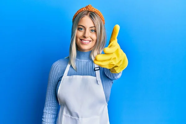 Beautiful Blonde Woman Wearing Cleaner Apron Gloves Smiling Friendly Offering — Stock Photo, Image