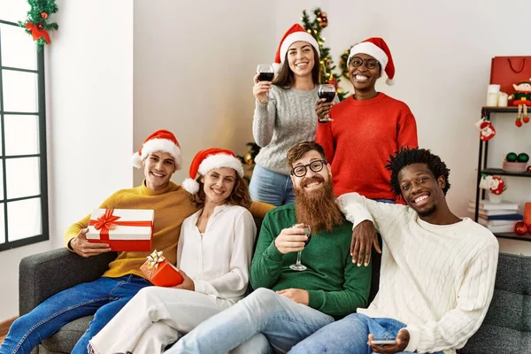 Grupo Jovens Celebração Natal Sentados Sofá Casa — Fotografia de Stock