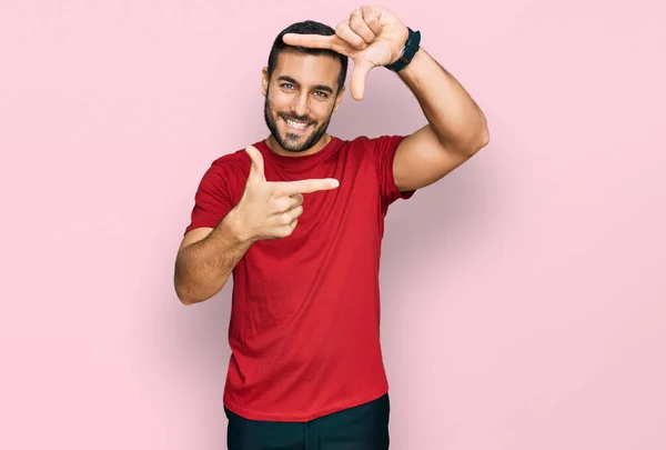 Joven Hombre Hispano Vistiendo Ropa Casual Sonriendo Haciendo Marco Con —  Fotos de Stock