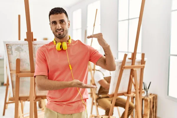 Joven Hombre Hispano Estudio Arte Haciendo Gestos Con Las Manos — Foto de Stock