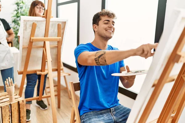 Jovem Sorrindo Desenho Feliz Com Grupo Pessoas Estúdio Arte — Fotografia de Stock