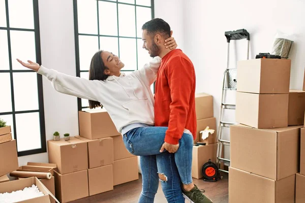 Young Latin Couple Smiling Happy Dancing New Home — Stock Photo, Image