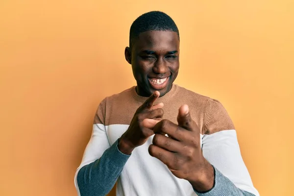 Joven Afroamericano Hombre Con Ropa Casual Señalando Los Dedos Cámara — Foto de Stock
