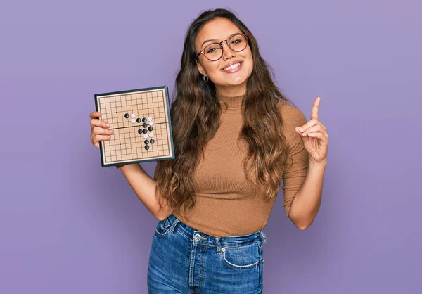 Jong Hispanic Meisje Houden Drauhgts Verrast Met Een Idee Vraag — Stockfoto