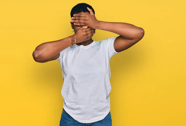 Jovem Afro Americana Vestindo Camisa Branca Casual Cobrindo Olhos Boca — Fotografia de Stock