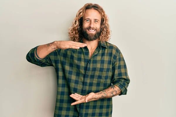 Handsome Man Beard Long Hair Wearing Casual Clothes Gesturing Hands — Stock Photo, Image