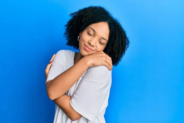 Chica Afroamericana Joven Con Camiseta Blanca Casual Abrazándose Feliz Positivo — Foto de Stock