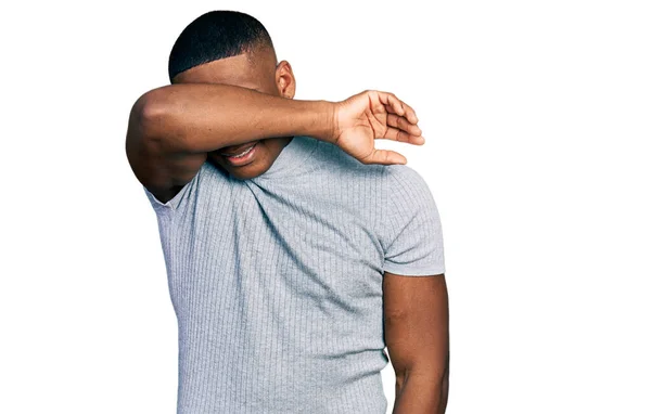 Jovem Negro Vestindo Camiseta Casual Cobrindo Olhos Com Braço Sorridente — Fotografia de Stock