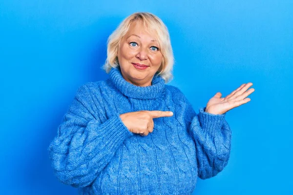 Medelålders Blond Kvinna Bär Casual Kläder Förvånad Och Ler Mot — Stockfoto