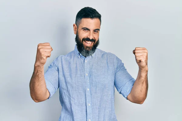 Ung Latinamerikan Man Bär Casual Kläder Skriker Stolt Firar Seger — Stockfoto