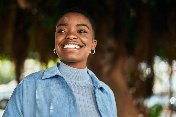 Ung Afrikansk Amerikansk Kvinna Ler Lycklig Stående Parken — Stockfoto