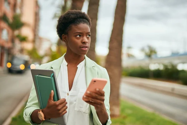 Mladá Africká Americká Podnikatelka Vážným Výrazem Pomocí Smartphonu Městě — Stock fotografie