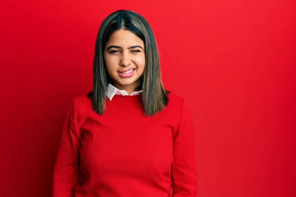 Jong Latin Vrouw Dragen Casual Kleding Knipogen Naar Camera Met — Stockfoto