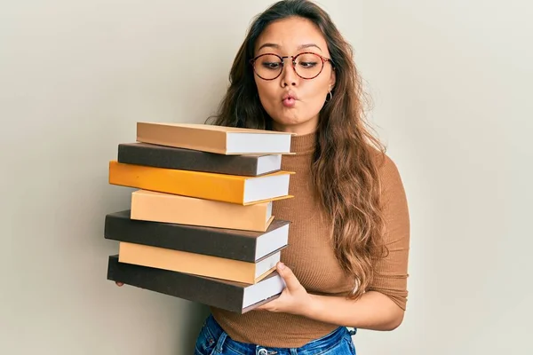 Jovencita Hispana Sosteniendo Montón Libros Haciendo Cara Pez Con Boca — Foto de Stock