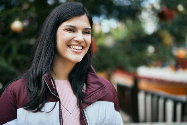 Jong Hispanic Meisje Glimlachen Gelukkig Staan Het Park — Stockfoto