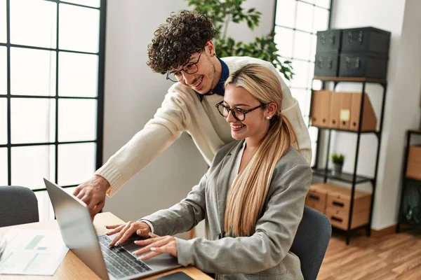 Dos Ejecutivos Negocios Trabajando Oficina —  Fotos de Stock