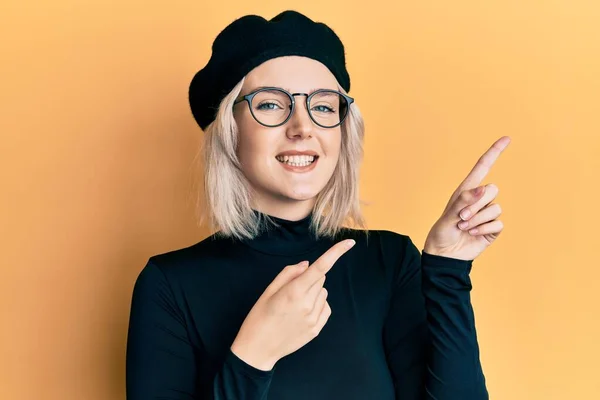 Young Blonde Girl Wearing French Look Beret Smiling Looking Camera — Stock Photo, Image