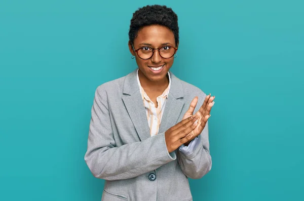 Mladá Africká Americká Žena Sobě Obchodní Oblečení Tleskání Tleskání Šťastný — Stock fotografie