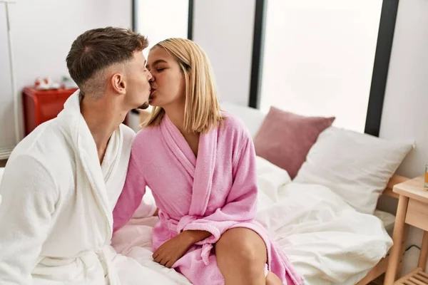 Jovem Casal Caucasiano Beijando Abraçando Sentado Cama Casa — Fotografia de Stock