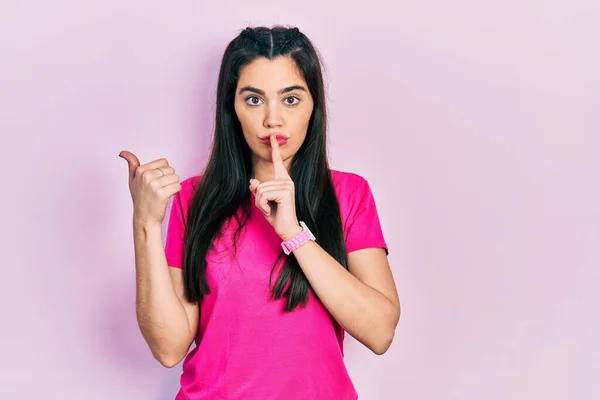 Joven Chica Hispana Que Usa Una Camiseta Rosa Casual Pidiendo — Foto de Stock
