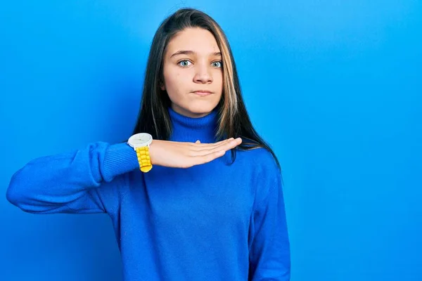 Jong Brunette Meisje Dragen Coltrui Snijden Keel Met Hand Als — Stockfoto