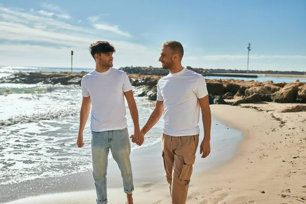 Genç Eşcinsel Çift Mutlu Bir Şekilde Sahilde Yürüyor — Stok fotoğraf