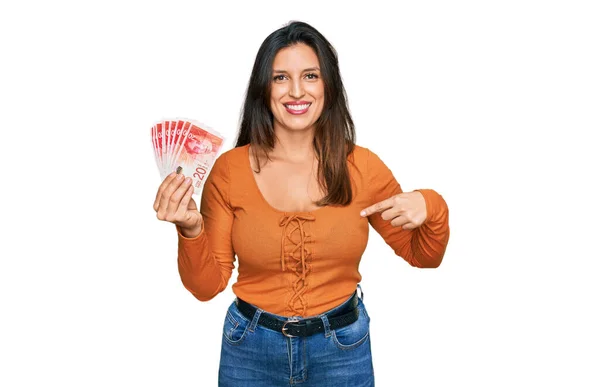 Hermosa Mujer Hispana Sosteniendo Billetes Shekels Israelíes Señalando Con Dedo —  Fotos de Stock