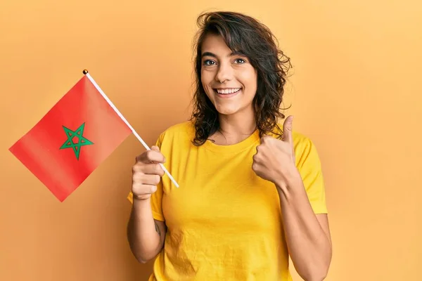Fiatal Spanyol Kezében Marokkó Zászló Mosolyogva Boldog Pozitív Hüvelykujj Fel — Stock Fotó