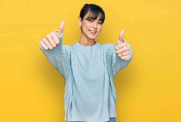 Junge Hispanische Frau Lässiger Kleidung Zustimmend Positive Geste Mit Der — Stockfoto