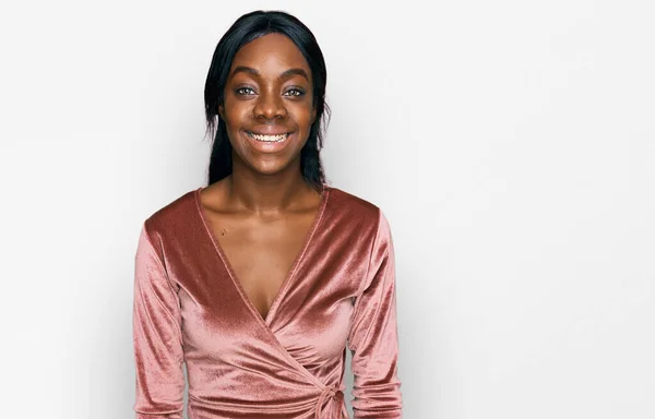 Ung Afrikansk Amerikansk Kvinna Bär Sexig Partyklänning Med Ett Lyckligt — Stockfoto