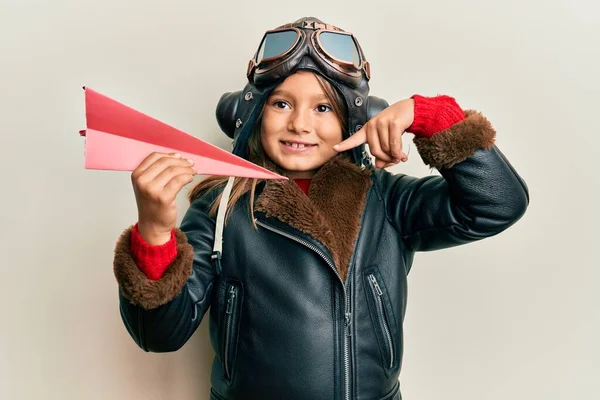 Liten Vacker Flicka Bär Pilot Uniform Håller Papper Plan Ler — Stockfoto
