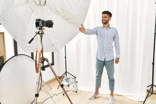 Arabische Jongeman Doet Zich Voor Als Model Fotostudio Glimlachend Vrolijk — Stockfoto